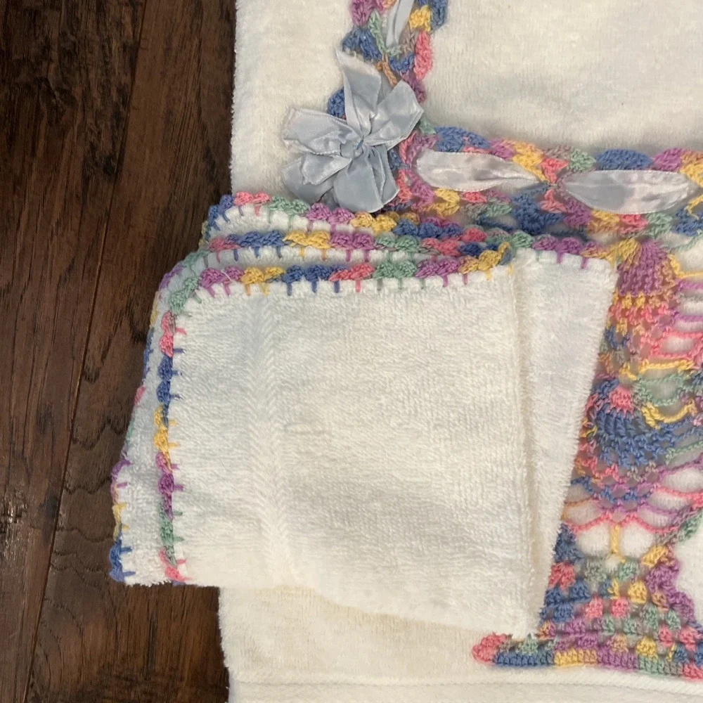 VTG White Bath Towel Crocheted Colorful Basket / Crochet Edge 44x22